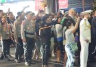 Kapolda-Bali-Terjun-Langsung-Kawal-Pengamanan-Presiden-Prancis-yang-Jalan-Kaki-2-Kilometer