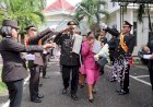 Setelah-Upacara-Wisuda,-Kapolres-Belu-bersama-Wakapolres-dan-Anggota-Lepas-Dua-Perwira-Purna-Bakti-dengan-Tradisi-Pedang-Pora