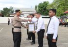 Gagalkan-Peredaran-11-Juta-Batang-Rokok-Ilegal-di-Wilayah-Tapal-Batas,-Empat-Personel-Sat-Intelkam-Terima-Penghargaan-dari-Kapolres-Belu
