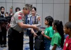 Wujud-Kepedulian-dan-Kasih-Sayang,-Kapolda-NTT-Berikan-Tali-Asih-dan-Peralatan-Sekolah-kepada-Anak-Yatim-di-Rakernis-Ditlantas-2026