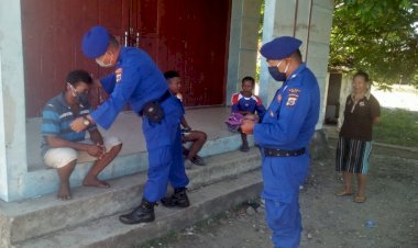 Cegah-Penyebaran-Covid-19,-Sat-Pol-Airud-Polres-Belu-Bagi-Masker-Gratis--untuk-Warga-dusun-Abad