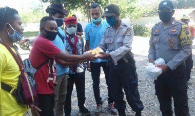 Lawan-Corona,-Polsek-Raihat-Bareng-Anak-Muda-Katolik,-Bagi-bagi-Masker-dan-Semprot-Disinfektan-di-Rumah-Warga