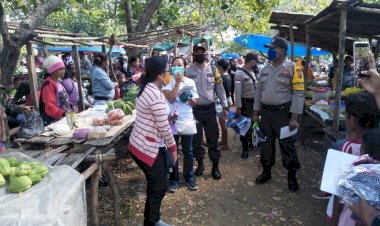 Bareng-Tim-Medis-Puskesmas-Wedomu,--Polsek-Tasifeto-Timur-Turun-Sosialiasi-Pencegahan-Covid-19-di-Pasar-Sabete