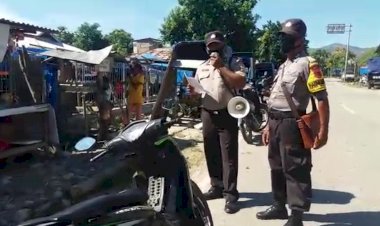 Bertemu-Warga-di-Pasar-Dualaus,-Polsek-Kakuluk-Mesak-Beberkan-Cara-Memerangi-Covid-19