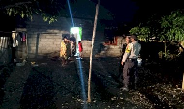 Patroli-ke-Rumah-Warga,-Regu-Siaga-Polsek-Kakuluk-Mesak-Sampaikan-Imbauan-Soal-Pencegahan-Covid-19