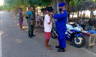Turun-Bagi-bagi-Masker,-Kasat-Pol-Airud-Polres-Belu-Imbau-Warga-Disiplin-Jalankan-Protokol-Kesehatan
