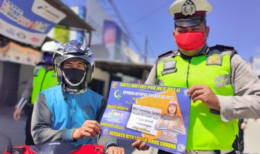 Melalui-Brosur-Imbauan,-Sat-Lantas-Polres-Belu-Ajak-Warga-Stop-Mudik-untuk-Memutus-Mata-Rantai-Covid-19