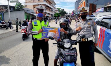 Sebar-Brosur-Imbauan-ke-Pengendara,-Sat-Lantas-Polres-Belu-Bicara-Soal-Covid-19-dan-Tertib-Berlalu-Lintas