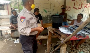 Sambang-Binkamsa,-Sat-Pol-Airud-Tegur-Masyarakat-Agar-Jaga-Jarak-dan-Selalu-Pakai-Masker