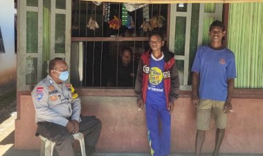 Di-Tengah-Pandemi-Covid-19,-BRIPKA-Dolfi-Imbau-Warga-Jaga-Jarak-dan-Pakai-Masker-Saat-Keluar-Rumah