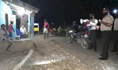 Patroli-Malam-di-Desa-ini,-Polsek-Kakuluk-Mesak-Ajak-Warga-Selalu-Waspada-dengan-Penyebaran-Covid-19