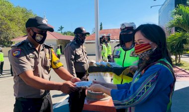 Video:Bakti-Peduli-Bhayangkari-Cabang-Belu,-Bagikan-Vitamin-dan-Masker-untuk-Personil-Polri