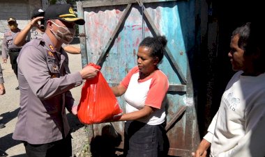 Kapolres-Belu-Pimpin-Anggota-Salurkan-10-Ton-Beras-Bantuan-Polri-untuk-Masyarakat-Terdampak-Covid-19