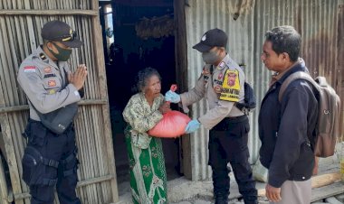 Turun-ke-Dua-Kecamatan,-Polsek-Lamaknen-Salurkan-Beras-Bantuan-Polri-untuk-Masyarakat-Kurang-Mampu