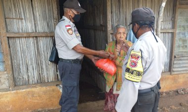 Door-to-Door,-Polsek-Raihat-Salurkan-Bantuan-Beras-Program-Polri-Peduli-Covid-19