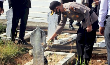 Kenang-Jasa-Para-Pahlawan,-Kapolres-Belu-Pimpin-Anggota-Ziarah-dan-Tabur-Bunga-Jelang-Hari-Bhayangkara-ke-74