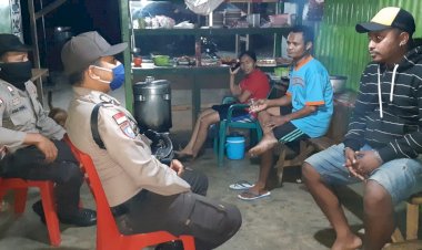 Sambangi-Warga-Saat-Patroli-Malam,-Piket-Siaga-Polsek-Lamaknen-Imbau-Soal-Kamtibmas-dan-Protokol-Keehatan-di-Era-New-Normal