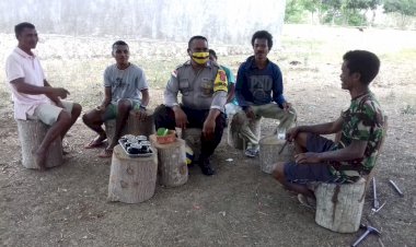 Sambang-Dialogis,-Bhabinkamtibmas-Polsek-Tasifeto-Timur-ini-Ajak-Masyarakat-Tetap-Patuhi-Protokol-Kesehatan-Covid-19
