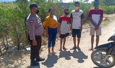 Sentuh-Warga-Saat-Patroli,-Anggota-Polsek-Tasifeto-Barat-Sebut-Covid-akan-Jauh-Kalau-KIta-Patuhi-Protokol-Kesehatan
