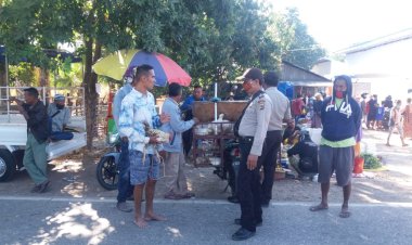 Turun-ke-Pasar-Tradisional,-Polsek-Kakuluk-Mesak-Sampaikan-Langkah-Pencegahan-Covid-19-di-Masa-Adaptasi-Kebiasaan-Baru