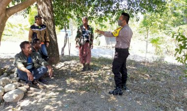 Temui-Masyarakat-Saat-Patroli,-Bhabinkamtibmas-Polsek-Lamaknen-Ungkap-Alasan--Pentingnya-Protokol-Kesehatan-di-Tengah-Covid-19