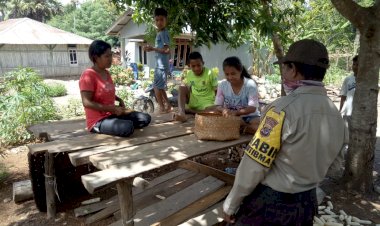 Sambang-Dialogis,-Anggota-Polsek-Raimanuk--Ajak-Warga-Disiplin-Jalani-Protokol-Kesehatan-Di-Tengah-Covid-19