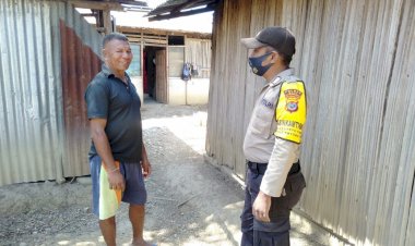 Bhabinkamtibmas-Polsek-Tasifeto-Timur-Ajak-Warga--Kibarkan-Bendera-Merah-Putih-dan-Patuhi-Protokol-Kesehatan