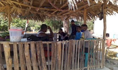 Turun-Ajak-Masyarakat-Kibarkan-Bendera-Merah-Putih,-AIPDA-Bram-Duka-Selipkan-Pesan-Protokol-Kesehatan