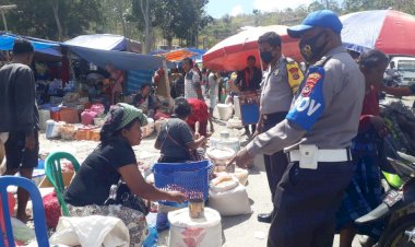 Aparat-Polsek-Lasiolat-Imbau-Pengguna-Pasar-Harus-Sadar-Patuhi-Protokol-Kesehatan