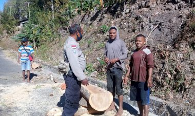 Bhabinkamtibmas-Polsek-Raihat-Ajak-Warga-Jalani-Kebiasaan-Baru-dengan-Pakai-Masker-dan-Jaga-Jarak