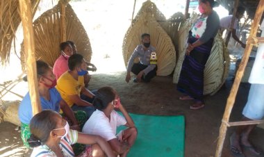 Sambang-Dialogis,-Anggota-Polsek--Tasifeto-Timur-Ajak-Warga-Kibarkan-Bendera-dan-Patuhi-Protokol-Kesehatan-Covid-19