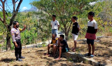 Tetap-Pakai-Masker-dan-Jaga-Jarak,-Imbau-BRIGPOL-Junedi--ke-Masyarakat-di-Sela-Sambang-Dialogisnya