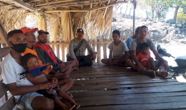 Duduk-Bersama-Warga,-Kanit-Binmas-Polsek-Kakuluk-Mesak-Serukan-Pentingnya-Disiplin-Jalani-Protokol-Kesehatan