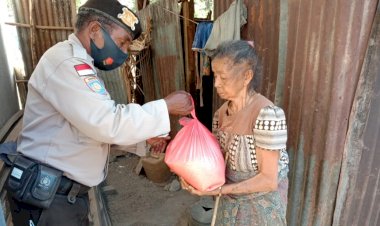 Bergerak-dari-Rumah-ke-Rumah,-Polsek-Raihat-Salurkan-Beras-Bantuan-Polri-untuk-Warga-Kurang-Mampu