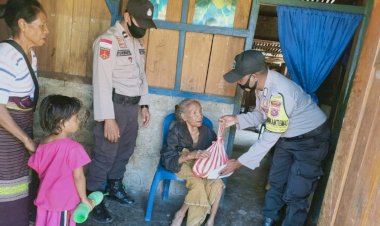Sentuh-Fakir-Miskin-dan-Lansia,-Polsek-Tasifeto-Timur-Salurkan-Setengah-Ton-Beras-Bantuan-Polri-Tahap-III