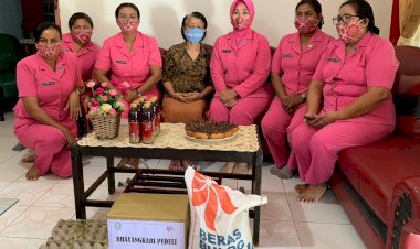 Silahturahmi-di-Momen-HKGB-ke-68,-Ketua-Bhayangkari-Cabang-Belu-Serahkan-Paket-Sembako-untuk-Warakawuri