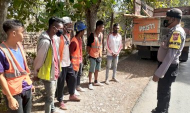 Pakai-Masker-dan-Jaga-Jarak,-Pesan-Anggota-Polsek-Tasifeto-Timur-untuk-Masyarakat-Tunumau