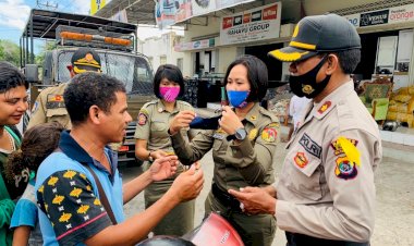 Disiplinkan-Masyarakat-Lewat-Operasi-Yustisi,-Polres-Belu-Bareng-Sat-Pol-PP-Kembali-Bagi-Masker-dan-Imbau-Disiplin-3-M