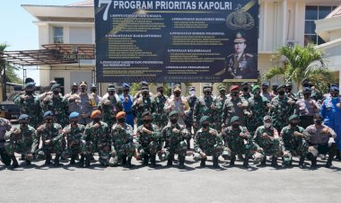 Sambut-HUT-TNI-ke-75,-Kapolda-NTT-dan-Danrem-161/WS-Sapa-Prajurit-TNI-Polri-di-Perbatasan-RI-RDTL
