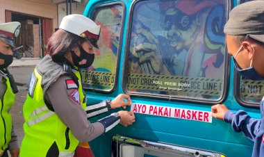 Tumbuhkan-Kesadaran-Masyarakat,-Sat-Lantas-Polres-Belu-Tempel-Stiker-Ayo-Pakai-Masker-di-Kendaraan-Umum