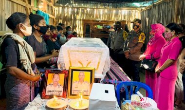 Turut-Berbelasungkawa,-Kapolres-Belu-dan-Ketua-Bhayangkari-Melayat-ke-Rumah-Duka-Almarhum-BRIPKA-Fernando-De-Araujo