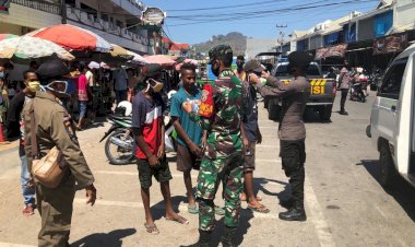 Serius-Cegah-Covid-19,--Sat-Samapta-Polres-Belu-Bersama-Inskait-Bagi-Masker-dan-Imbau-Masyarakat-Disiplin-4-M