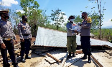Kapolres-Belu,-AKBP-Khairul-Saleh-Turun-Beri-Bantuan-Sosial-untuk-Warga-Korban-Angin-Puting-Beliung