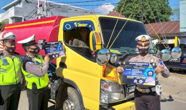 Bawa-Spanduk-dan-Pamflet-Imbauan,-Sat-Lantas-Polres-Belu-Ajak-Masyarakat-Patuh-Berlalu-Lintas-dan-Disiplin-4-M