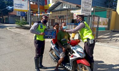 Hari-ke-6-Ops-Zebra-2020,-Sat-Lantas-Polres-Belu-Bagi-Masker-Gratis-untuk-Pengendara