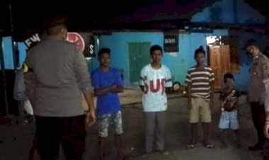 Temui-Warga-Saat-Patroli-Malam,-Polsek-Lamaknen-Imbau-Soal-Kamtibmas-dan-Prokes-Pencegahan-Covid-19