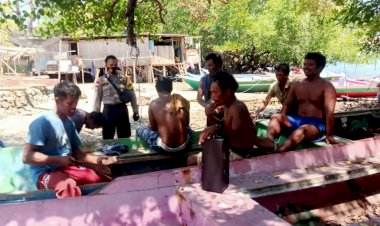 Sambang-Desa,-Bhabinkamtibmas-Jenilu-Minta-Warga-Pesisir-Tetap-Patuh-Jalankan-Prokes-Covid-19