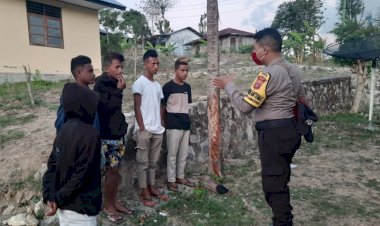 Bubarkan-Warga-yang-Sedang-Berkumpul,-Upaya-Bhabinkamtibmas-Duarato-Cegah-Penularan-Covid-19