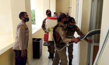 Cegah-Penyebaran-Covid-19,-Tim-Gugus-Tugas-Semprot-Disinfektan-di-Mapolres-Belu