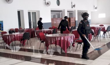 Sebelum-Pleno-Kabupaten-Dimulai,-Personil-Brimob-Kompi-2-Pelopor-Belu-Lakukan-Sterilisasi-di-Lokasi